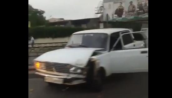 На автовокзале Пятигорска «семерка» протаранила дорожное ограждение. Видео